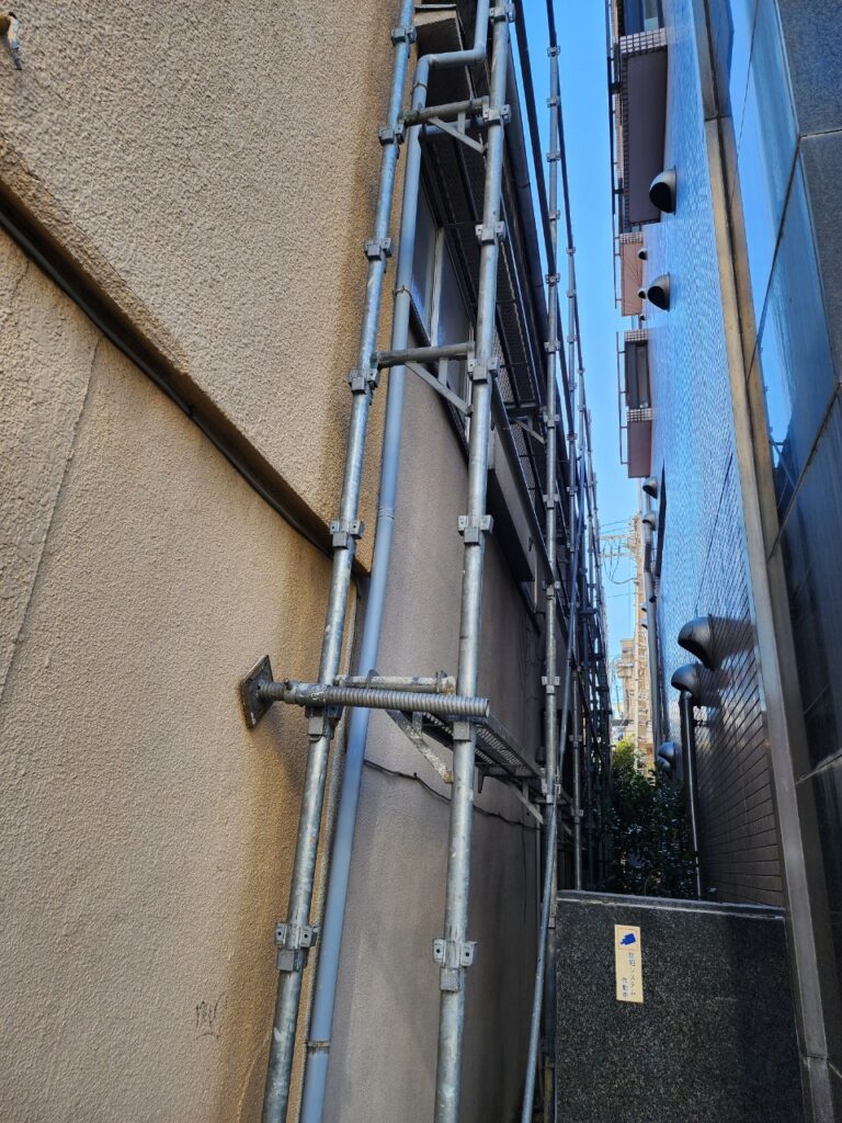 狭小の敷地に足場が組まれている。