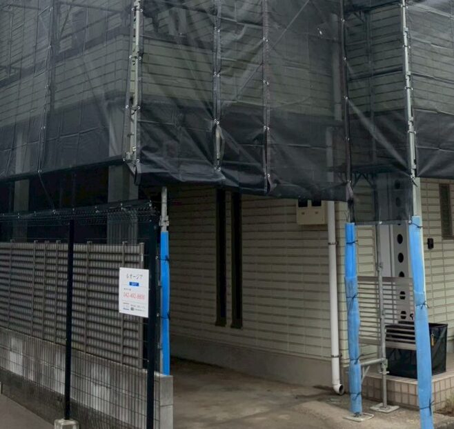 外壁塗装工事の時に施主さんの車が停めれるように、足場を細工してある。