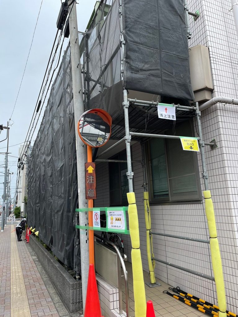 マンションにくさび足場が組まれている
