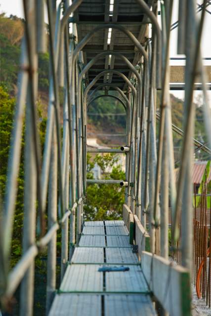 枠組み足場の作業人の通路画像